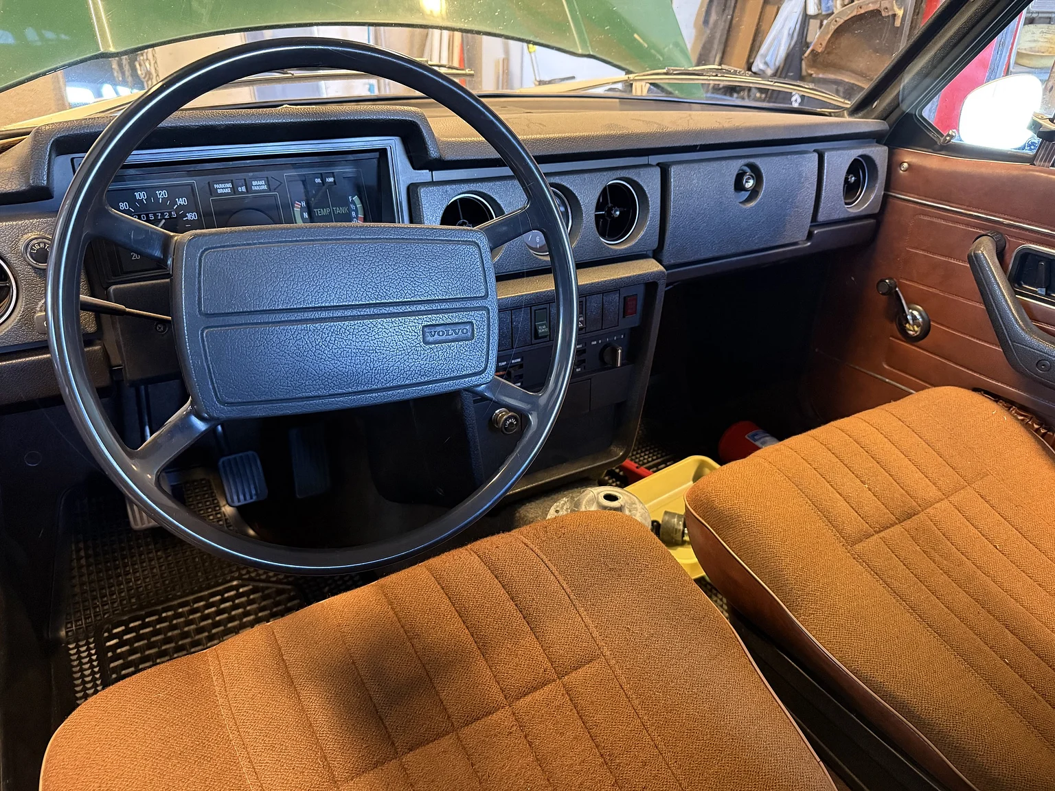 Innenraumfoto von 1973 Volvo 142 2.0 Deluxe (3)