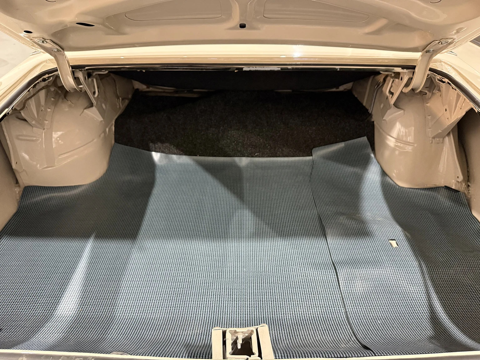 Interior image of 1964 Oldsmobile Cutlass Convertible (32)