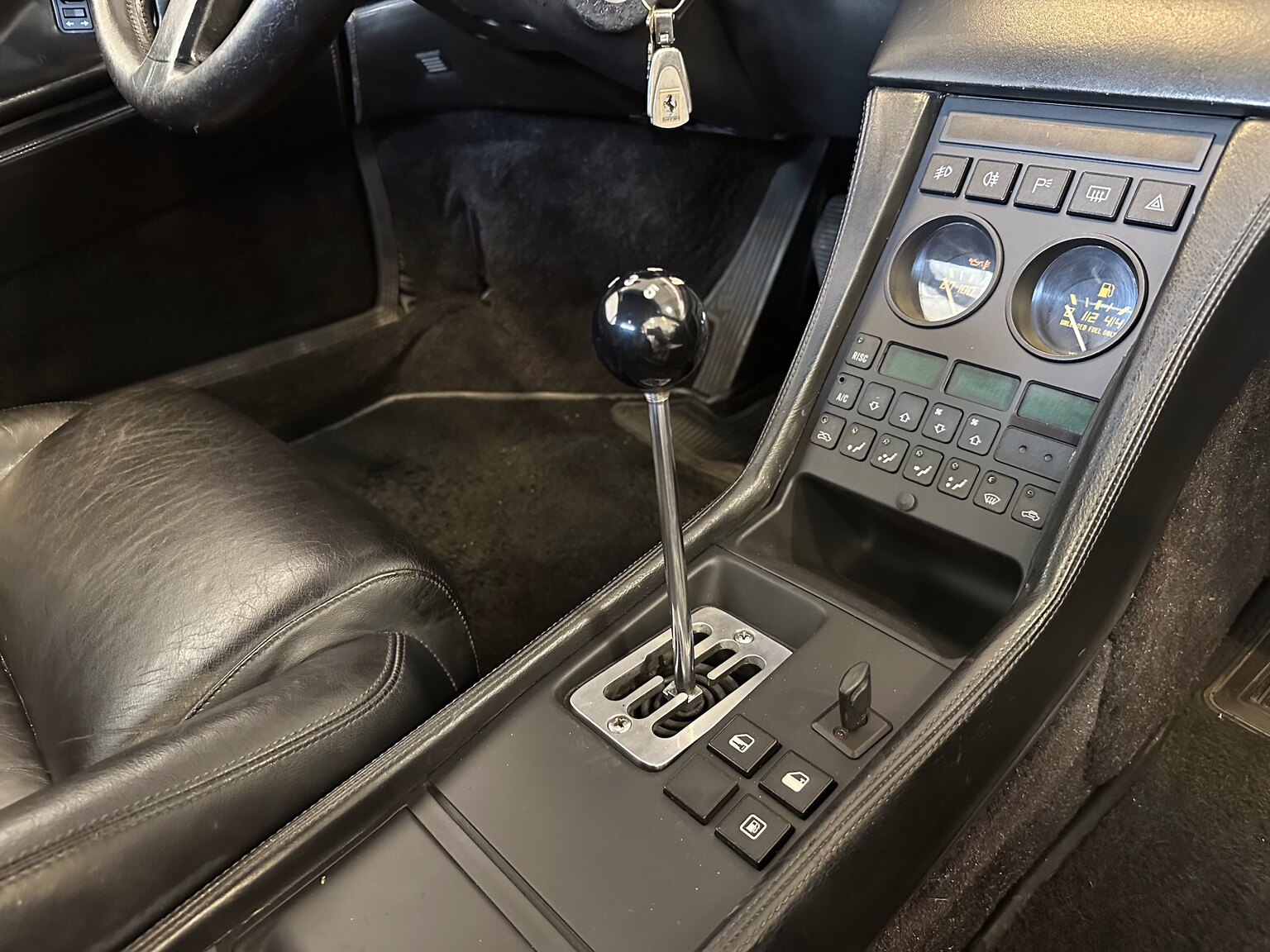 Innenraumfoto von 1990 Ferrari 348 (36)