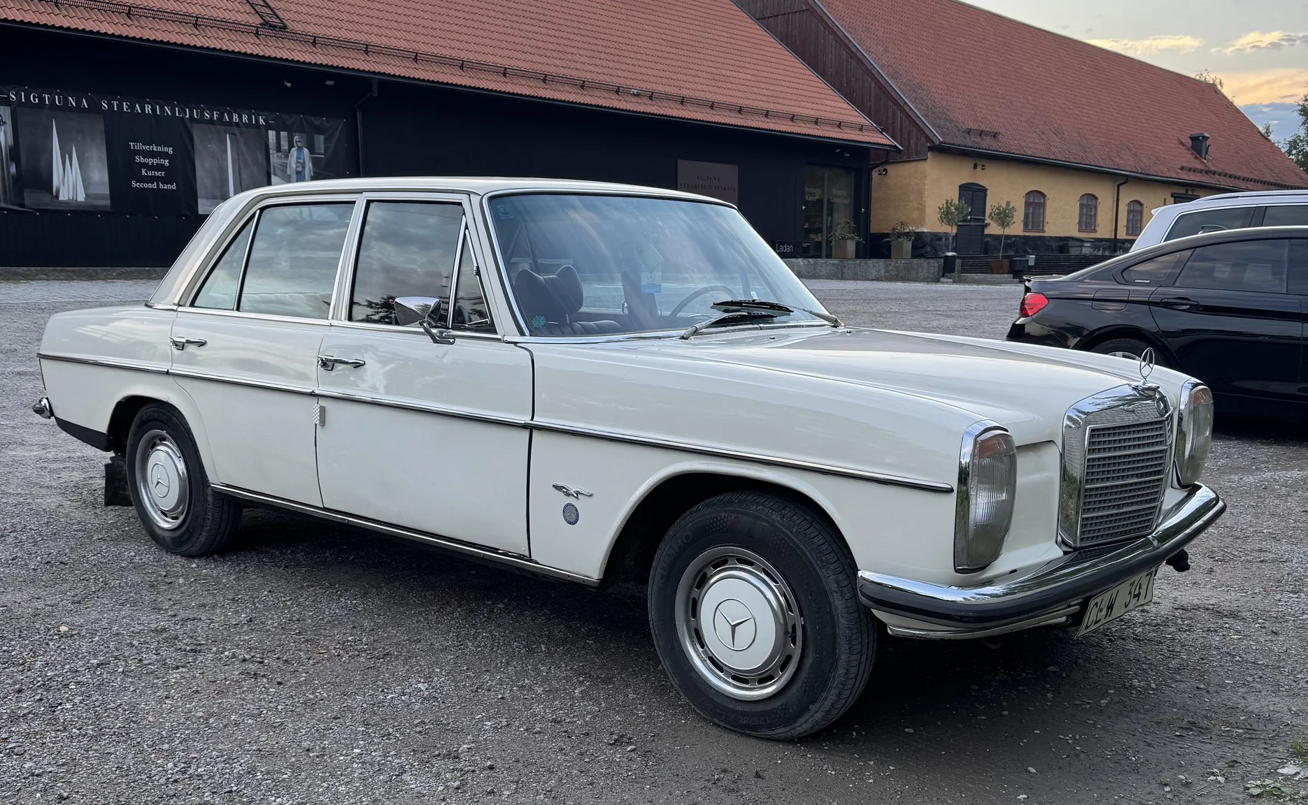 Aussenfoto 1972 Mercedes-Benz 200 (3)