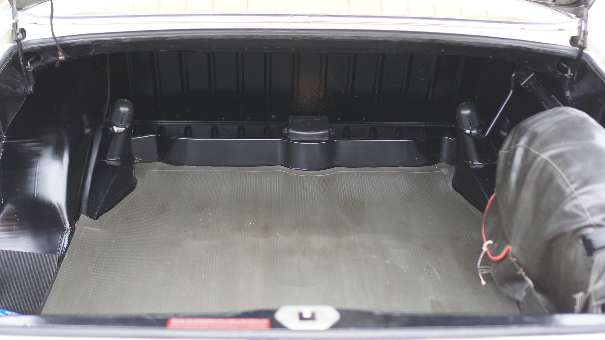 Interior image of 1966 Mercedes-Benz 230 S