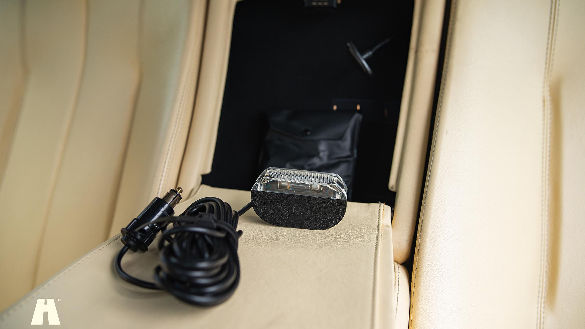 Interior image of 1985 Ferrari Mondial Quattrovalvole Design by Pininfarina (41)