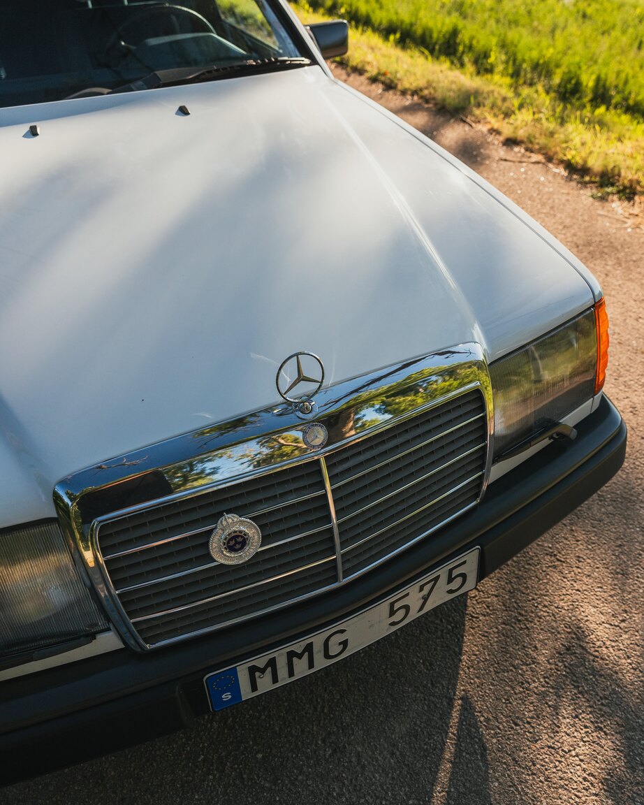 Exterior image of 1987 Mercedes-Benz 230E (57)