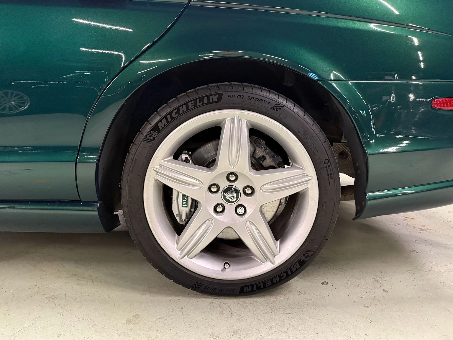 Exteriörbild på 2003 Jaguar S-type R (14)