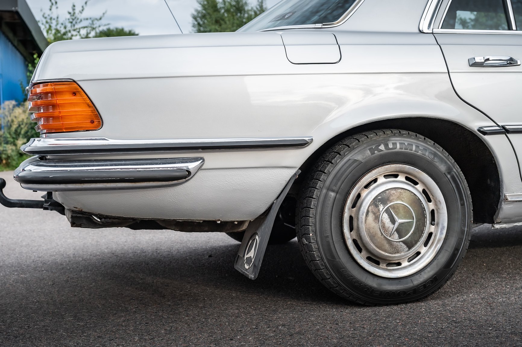 Exterior image of 1975 Mercedes-Benz 280 SE 