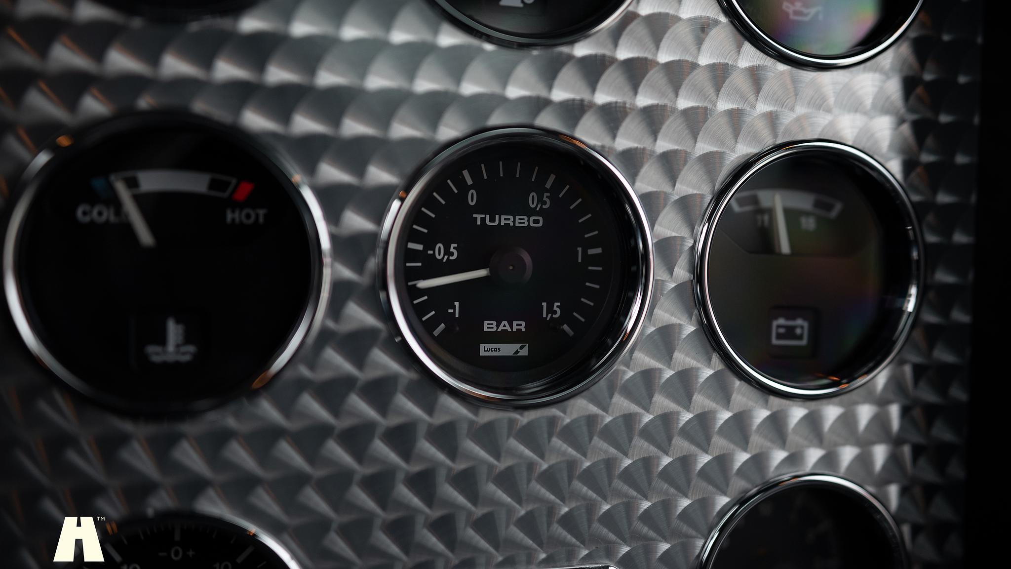 Interior image of 1997 Bentley Continental T (18)