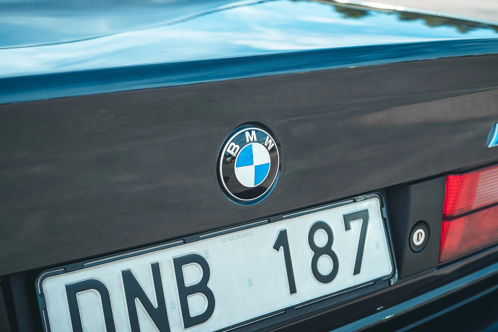 Exterior image of 1992 BMW M5 3.8 (34)