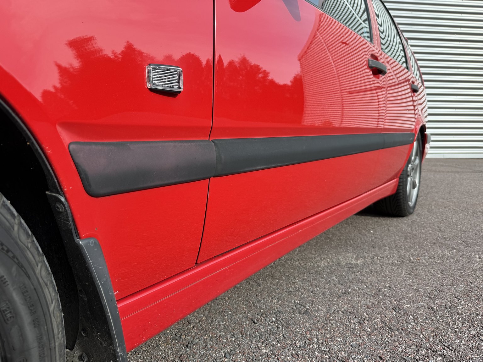 Exterior image of 1997 Volvo 850 R Kombi