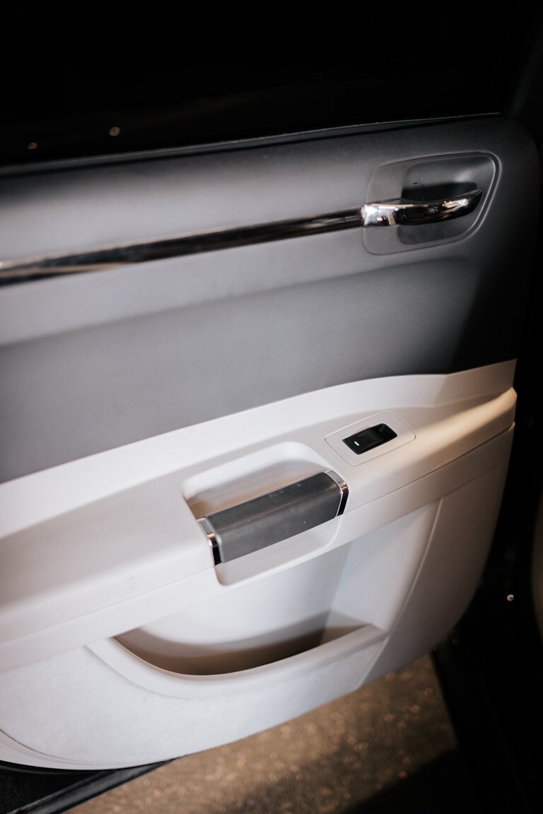 Innenraumfoto von 2006 Chrysler 300C SRT-8 (30)