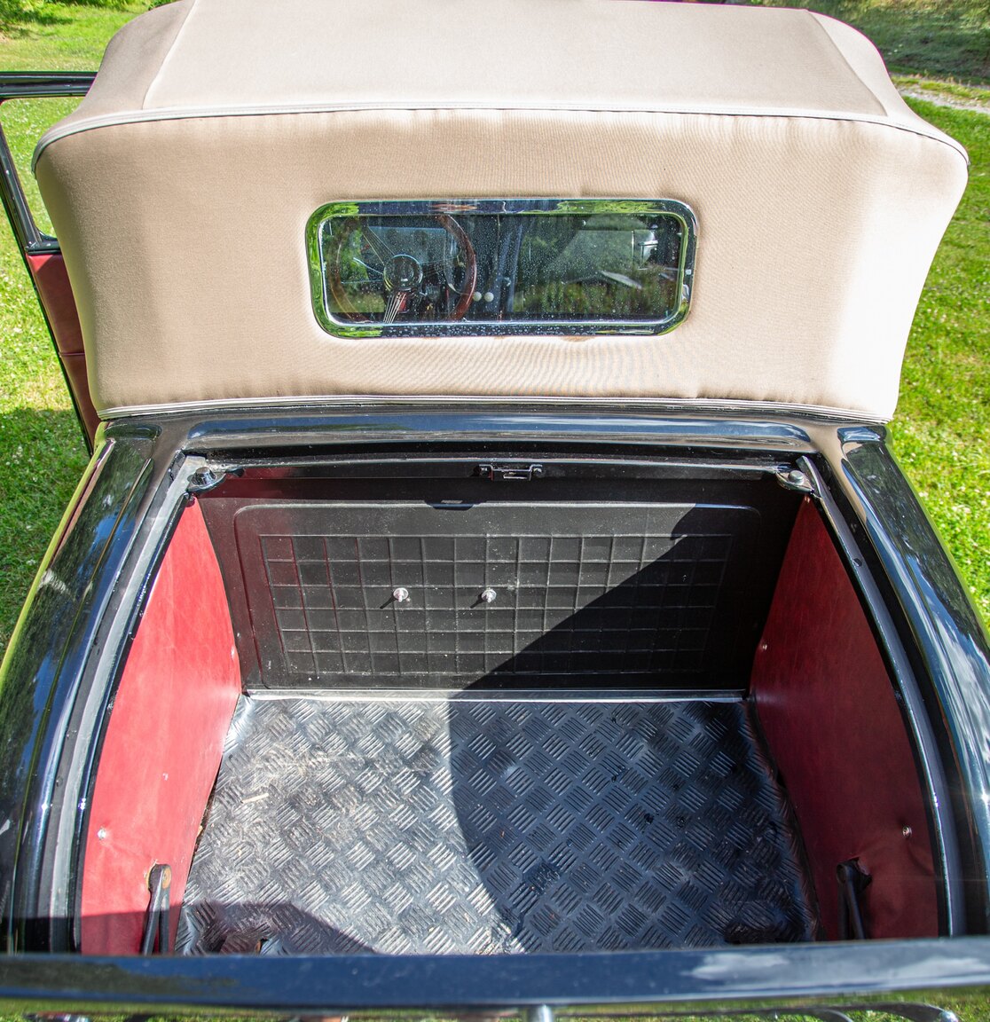 Exterior image of 1932 Ford 32 deuce sport coupé (Hot Rod)