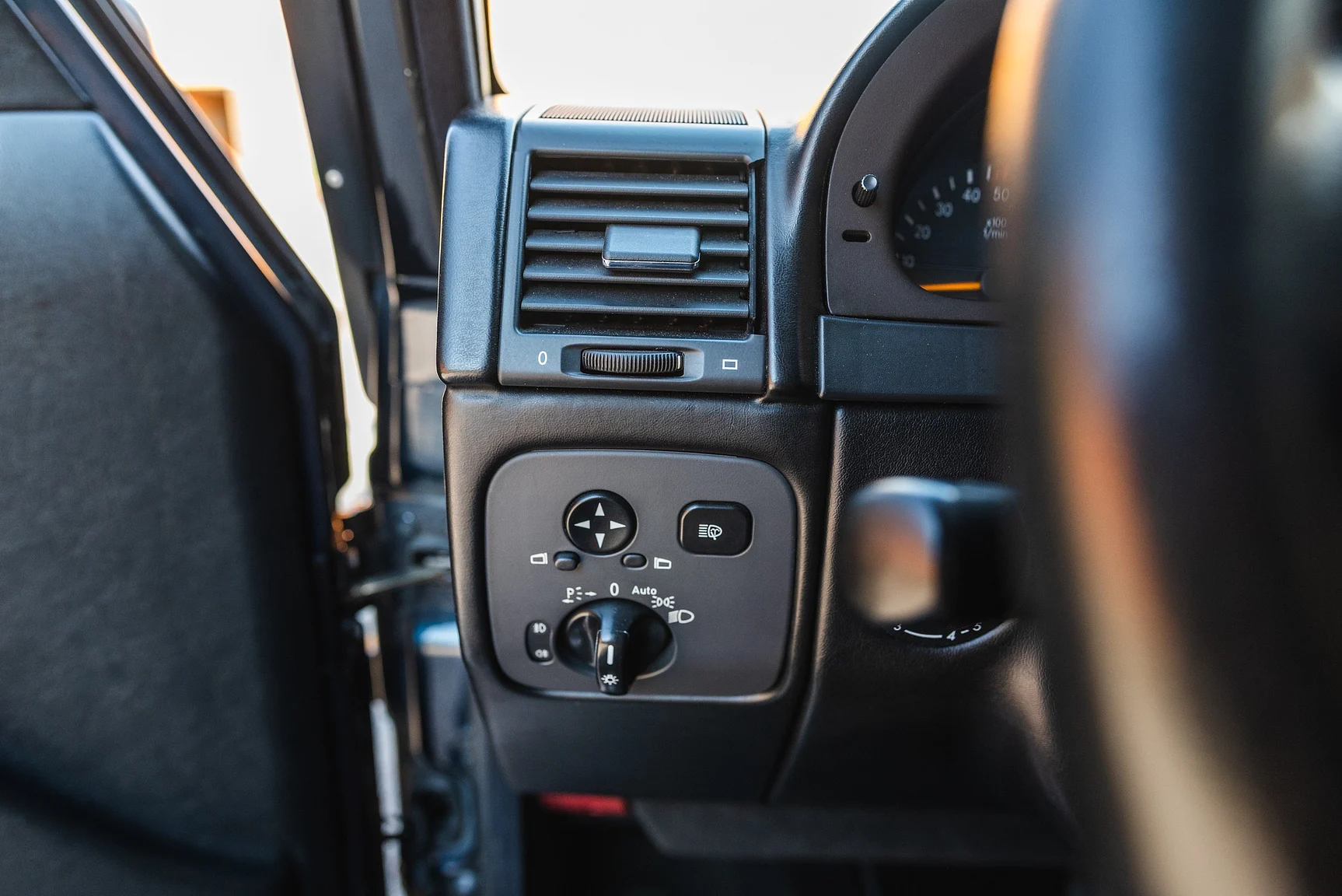 Interior image of 2002 Mercedes-Benz G400  (17)