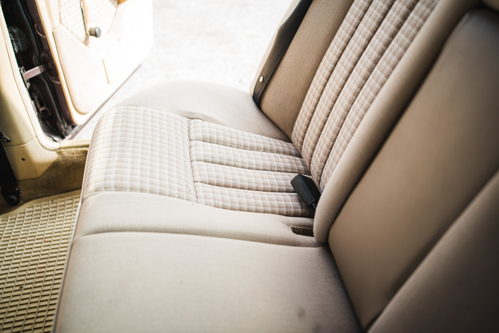 Interior image of 1993 Mercedes-Benz E 220