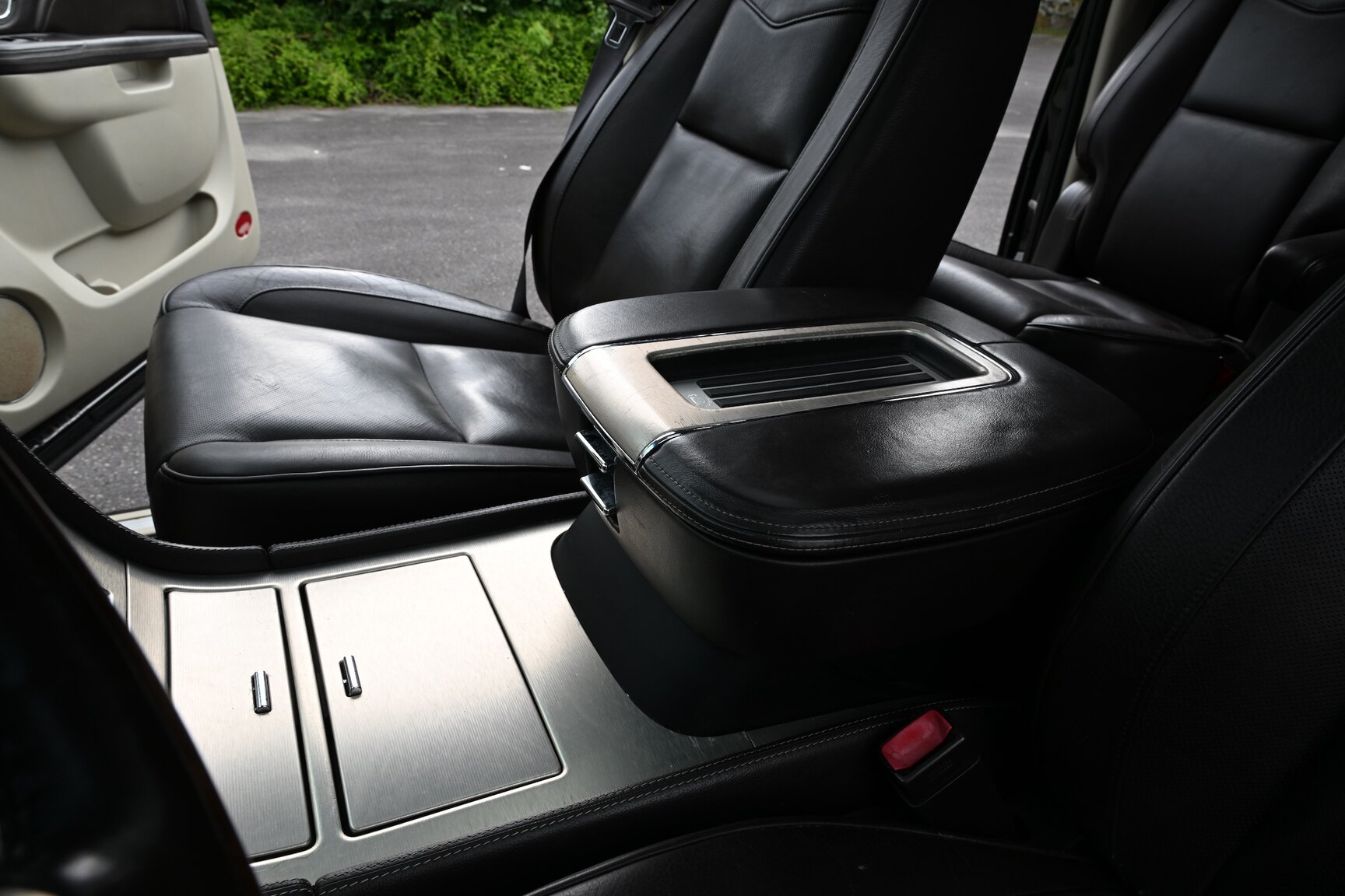 Interior image of 2010 Cadillac Escalade ESV 6.2 Flexfuel