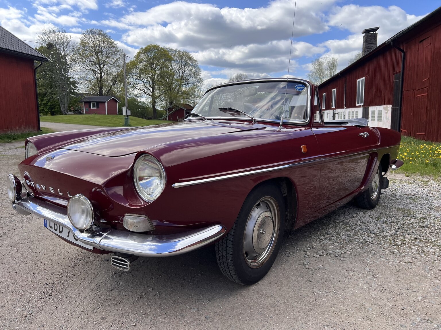 Exterior image of 1967 Renault Caravelle Coupé