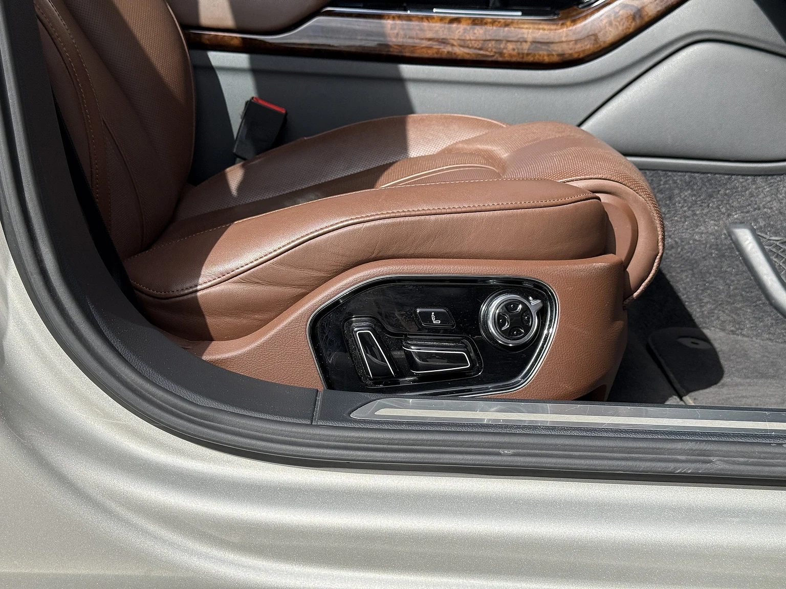 Innenraumfoto von 2014 Audi A8 4.0 TFSI (95)