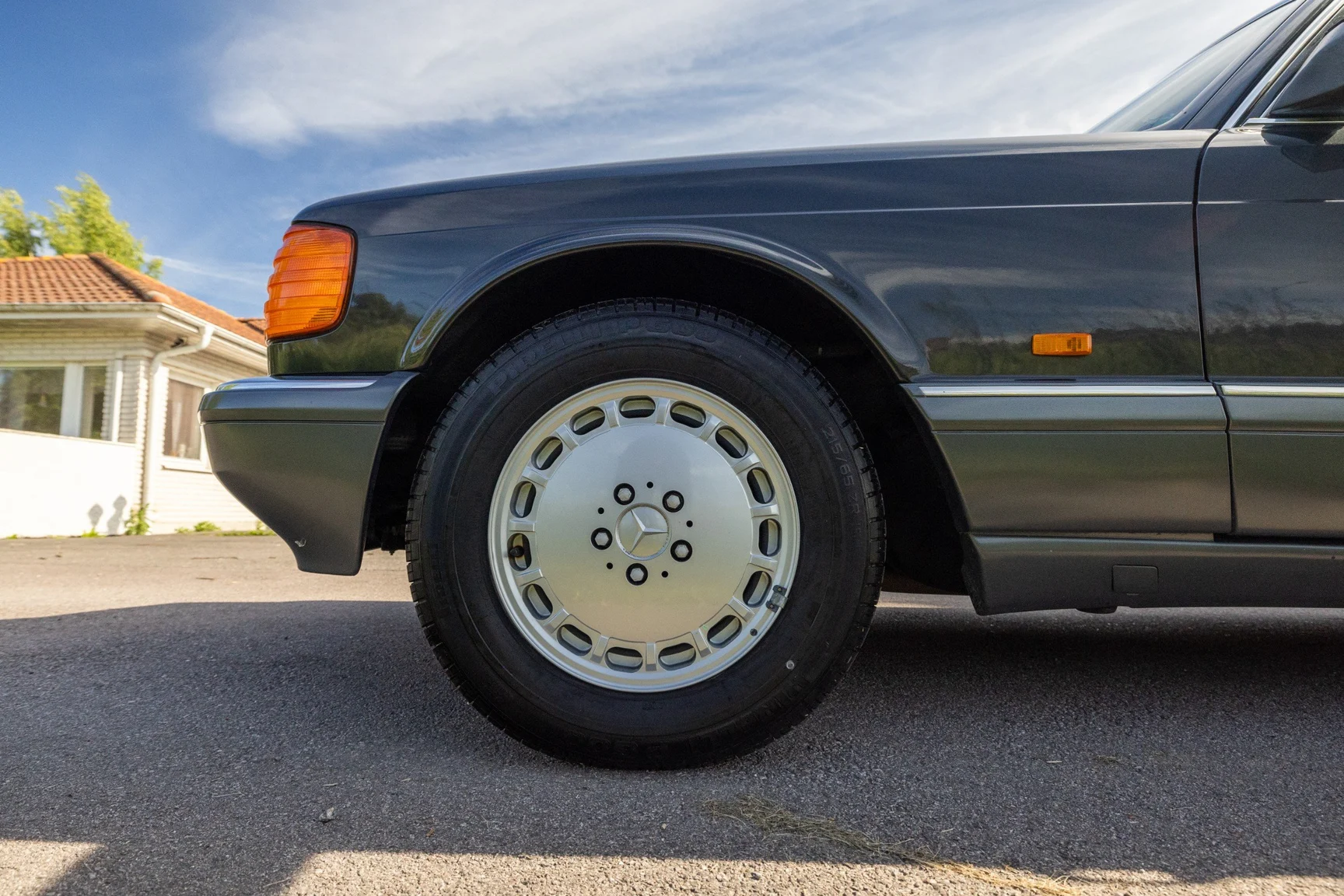 Exteriörbild på 1989 Mercedes-Benz 560 SEL (17)