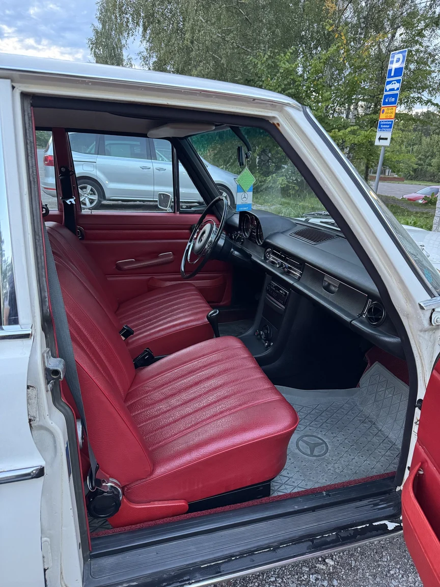 Innenraumfoto von 1972 Mercedes-Benz 200 (49)