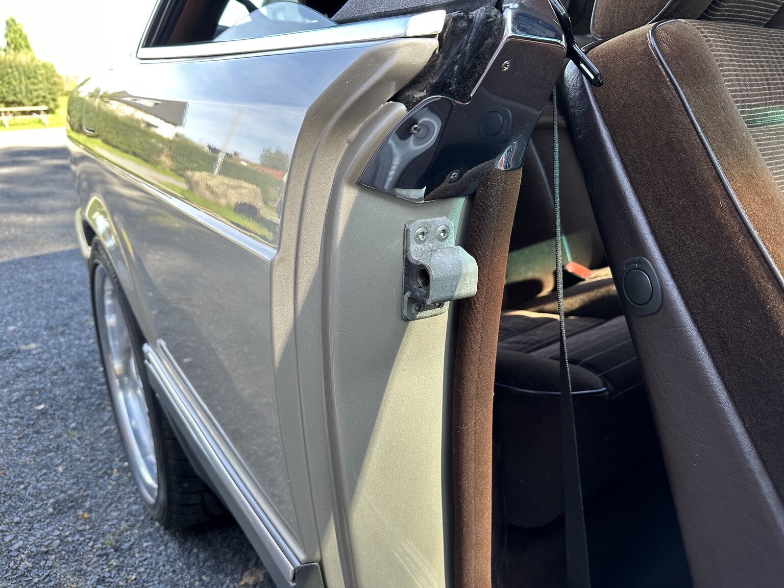 Interior image of 1986 Mercedes-Benz 500 SEC (34)