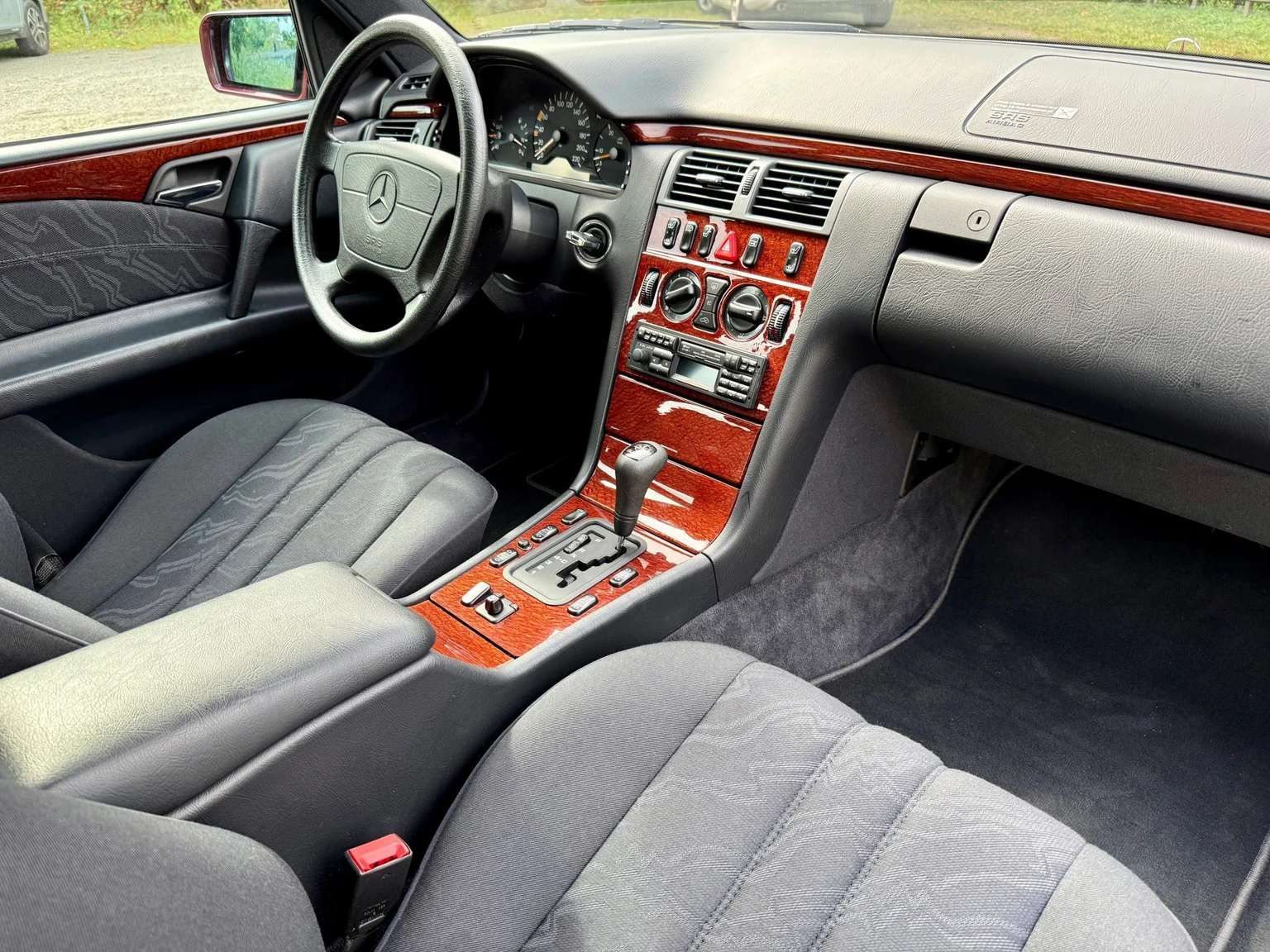 Interior image of 1997 Mercedes-Benz E 290 TD (76)