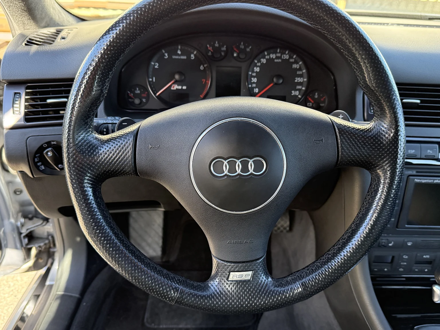 Interior image of 2002 Audi RS 6 Avant (17)