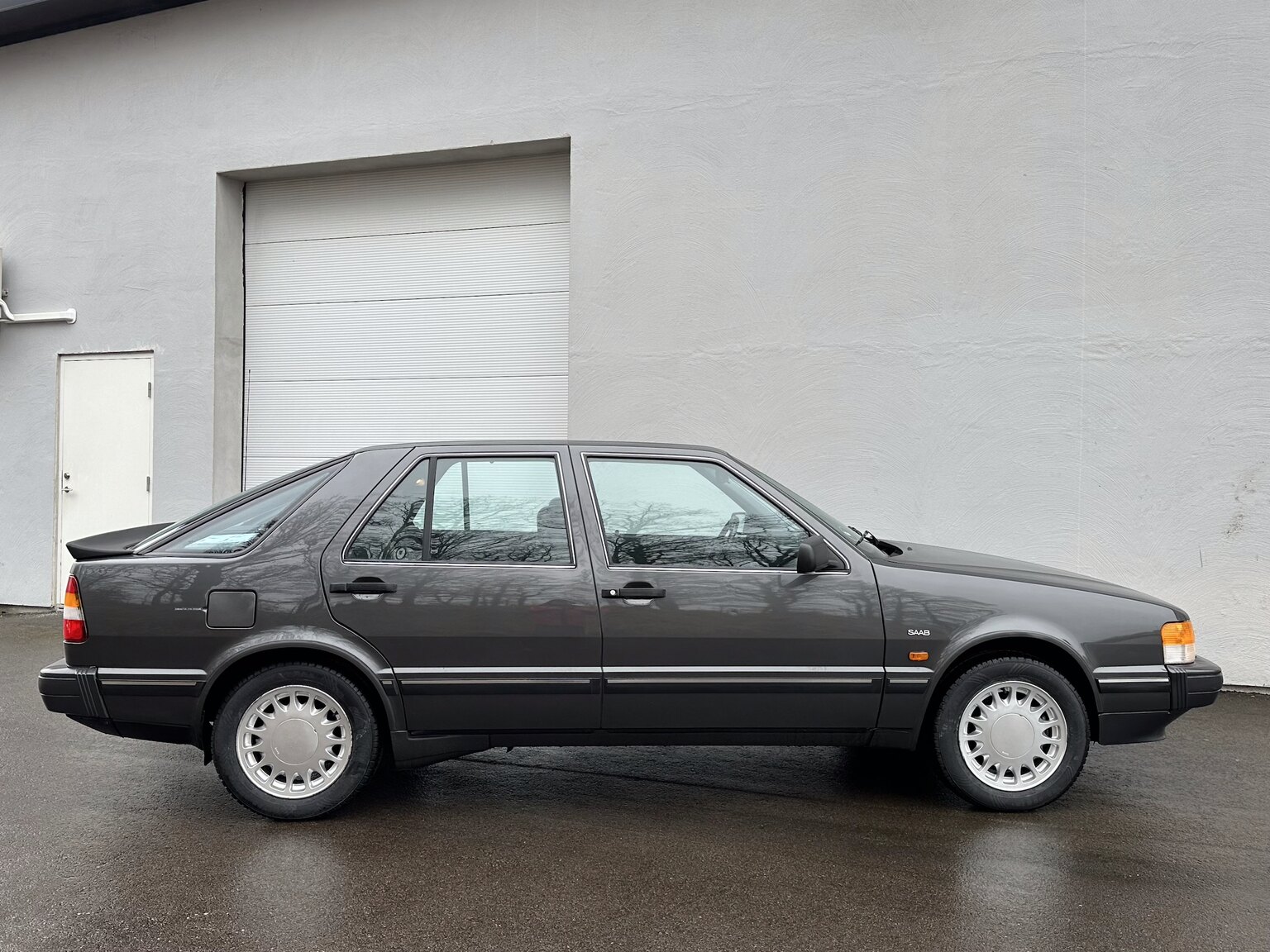 Exterior image of 1988 SAAB 9000i