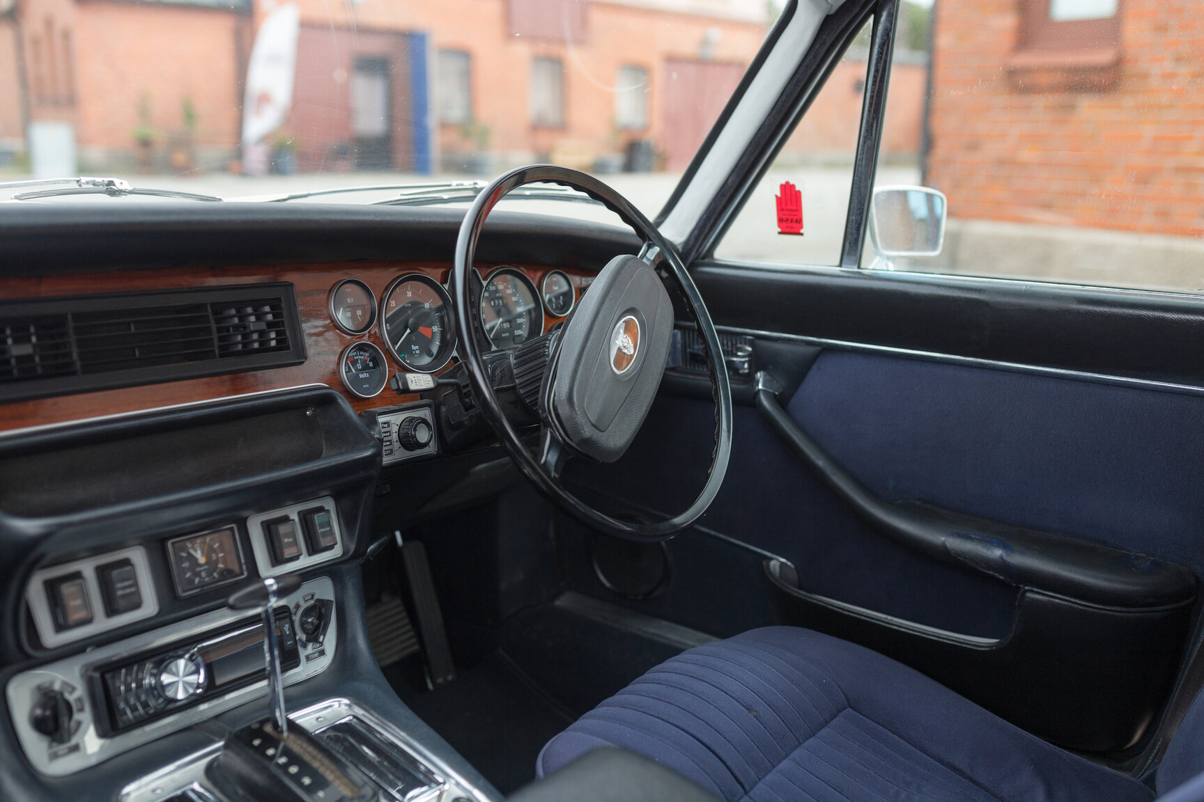 Interior image of 1975 JAGUAR XJ6  (2)