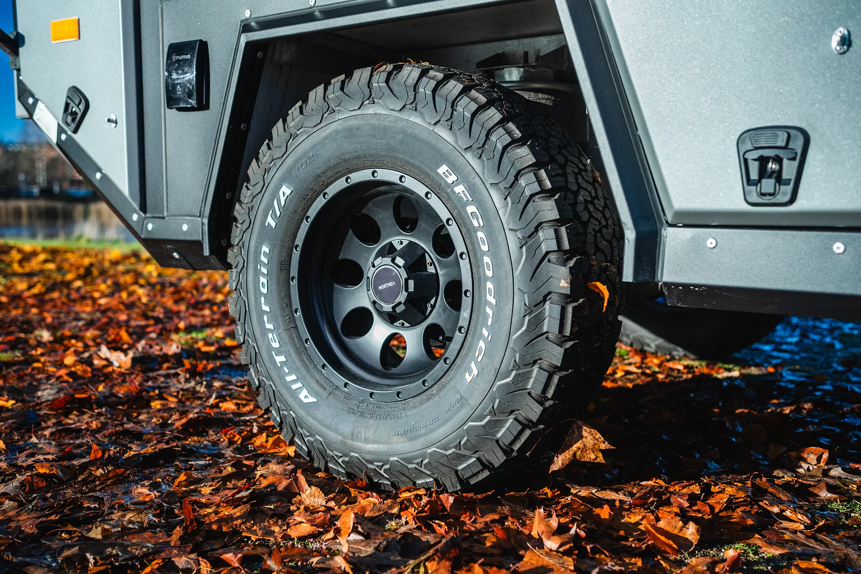 Exterior image of 2025 Northea Trailer Expedition Crawler 458i Offgrid-Camper (29)