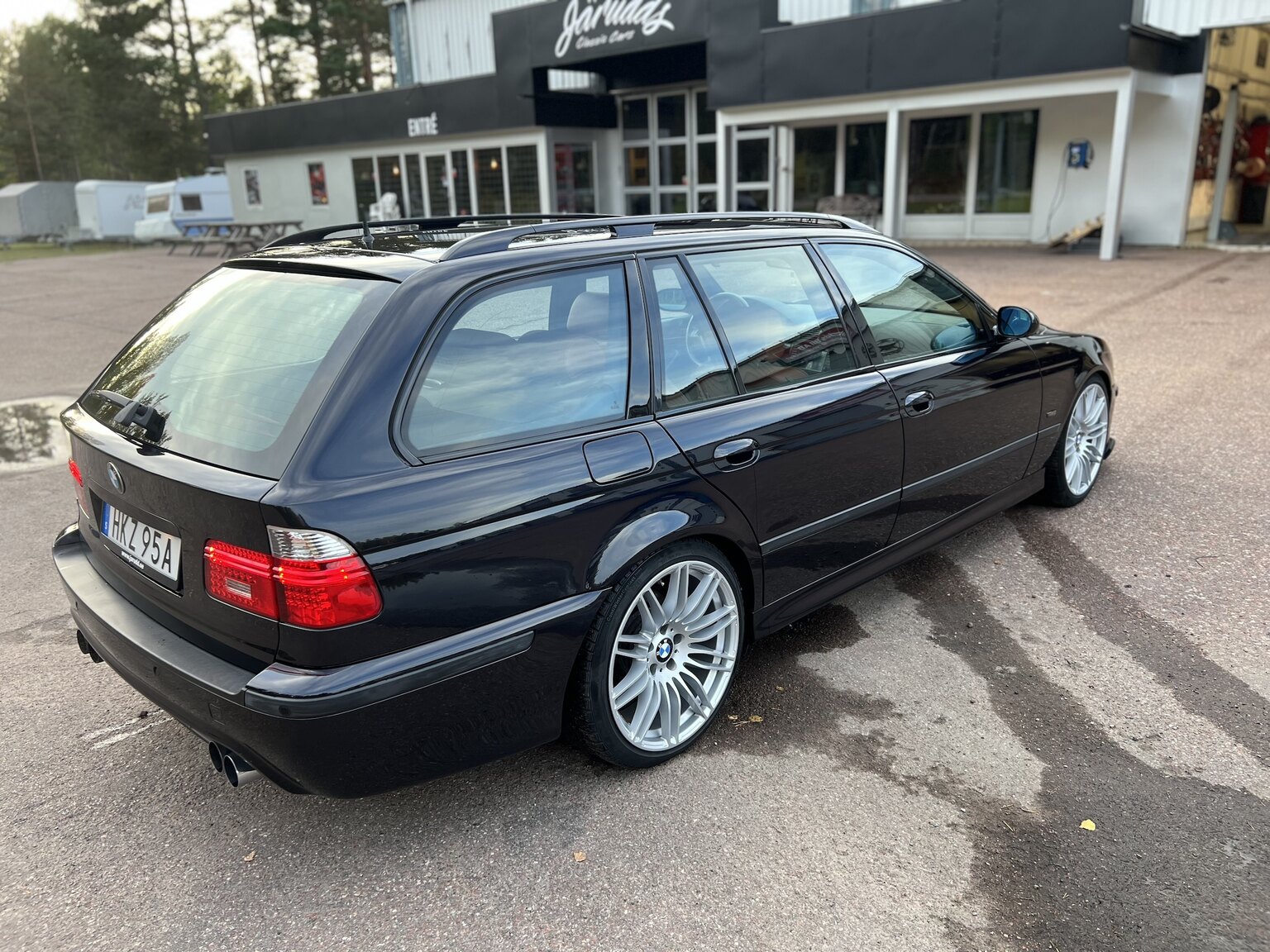 Exterior image of 2003 BMW 540i Touring