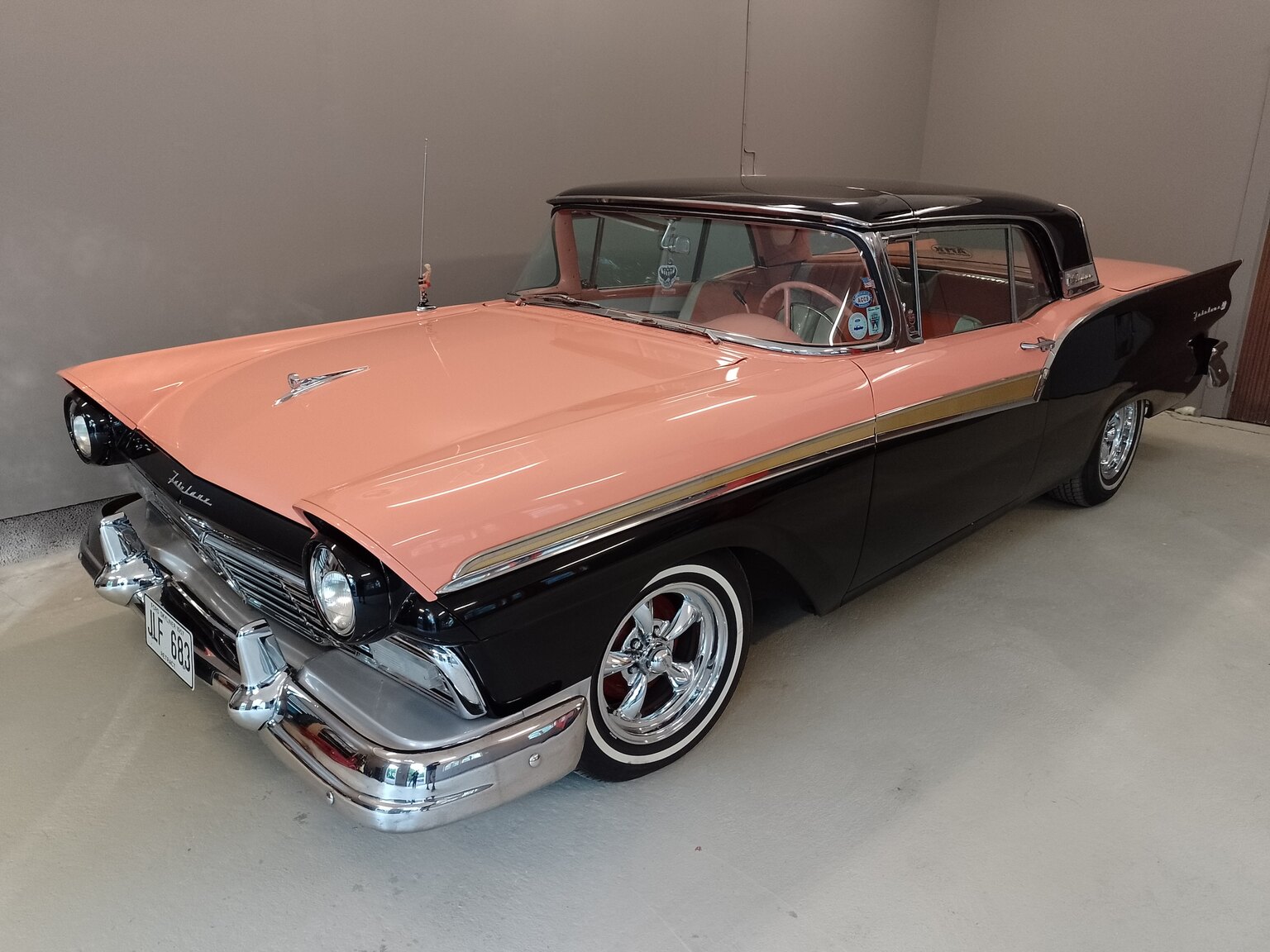 Exterior image of 1957 Ford Fairlane 500 Skyliner Retract