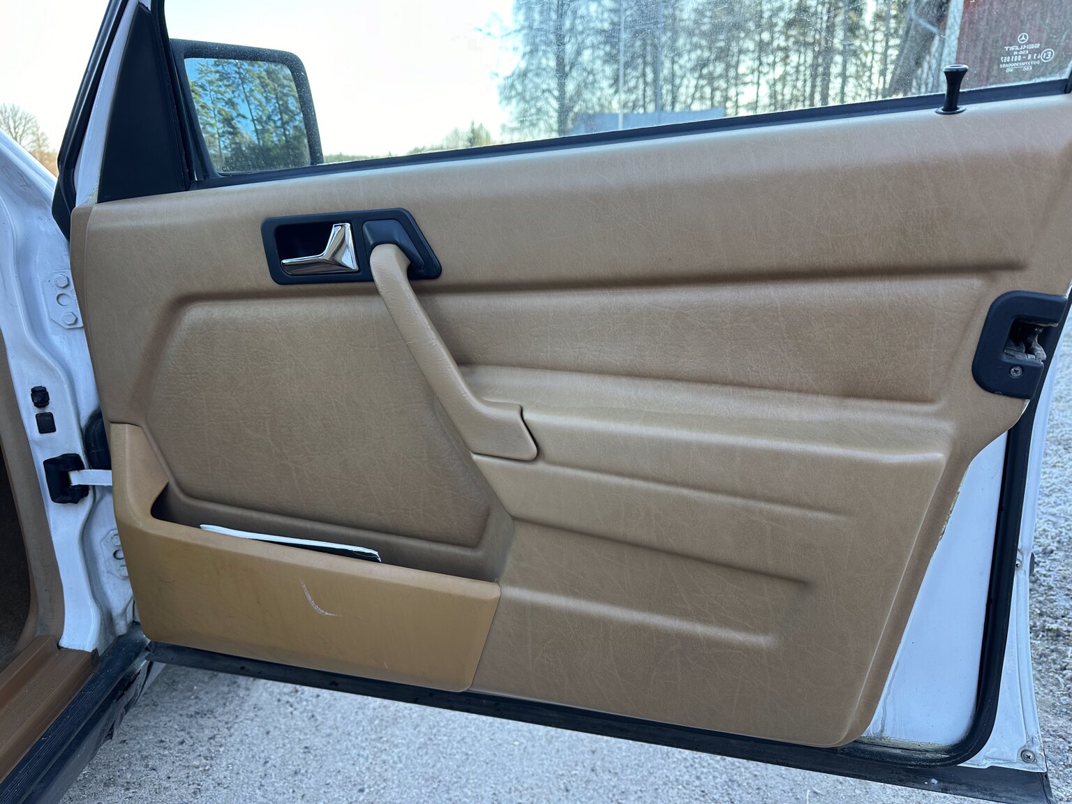 Innenraumfoto von 1988 Mercedes-Benz 190 E 2.3 (35)