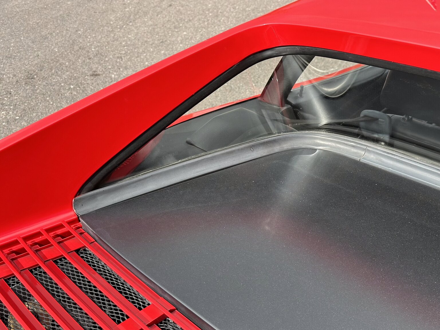 Exteriörbild på 1990 Ferrari 348 (32)