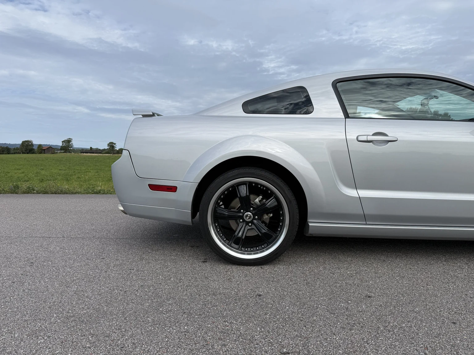 Exteriörbild på 2006 Ford Mustang GT (12)