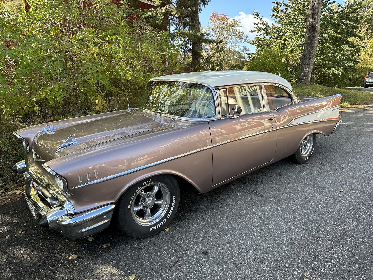 Exteriörbild på 1957 Chevrolet Two-Ten Restomod (12)