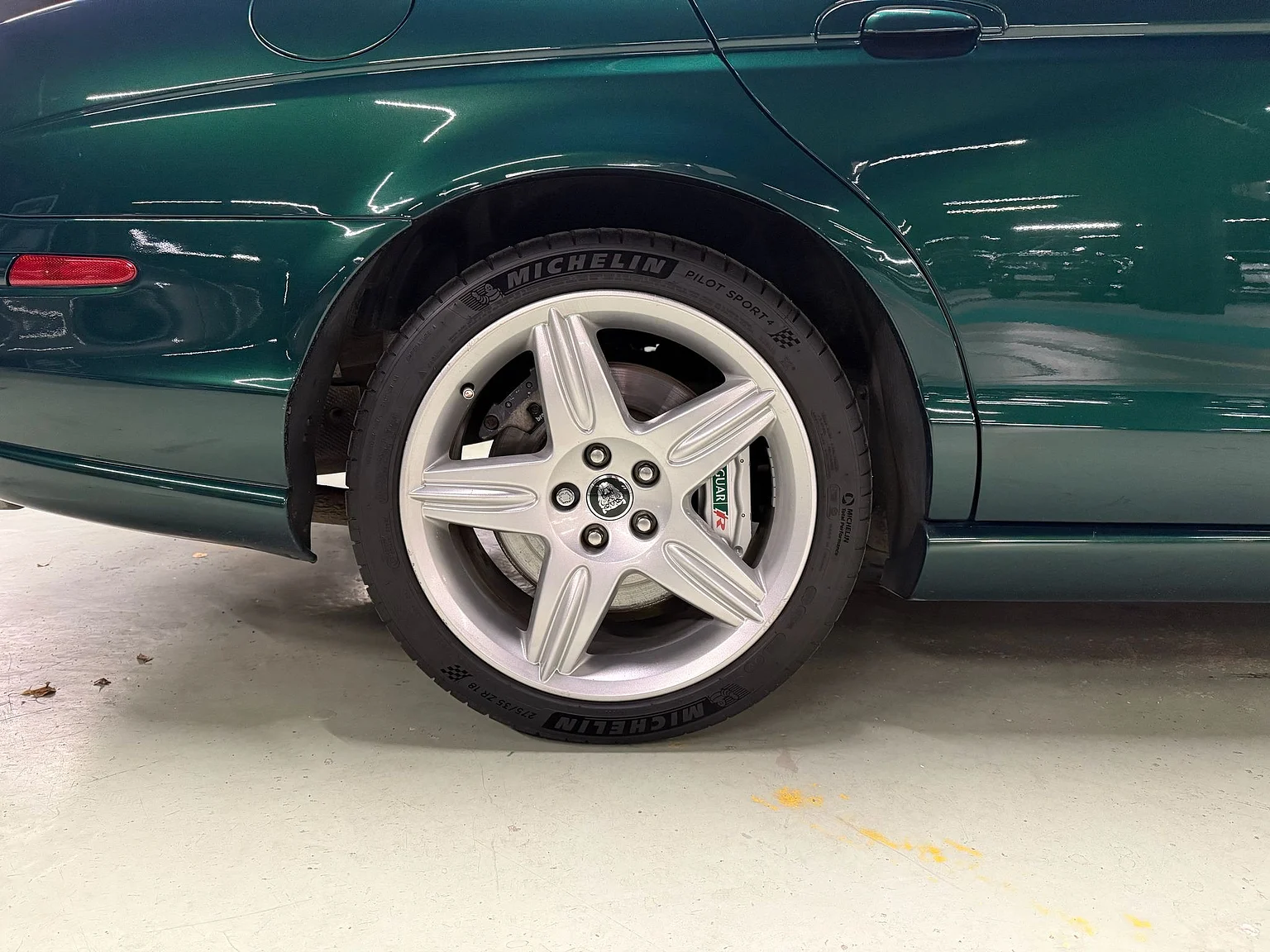 Exteriörbild på 2003 Jaguar S-type R (13)