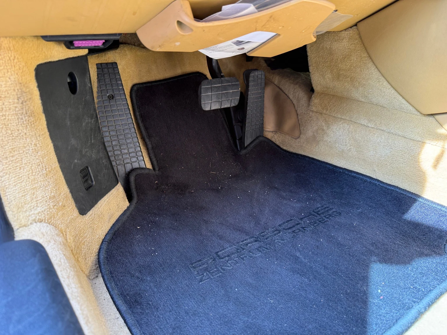 Interior image of 1998 Porsche 911 Carrera (10)
