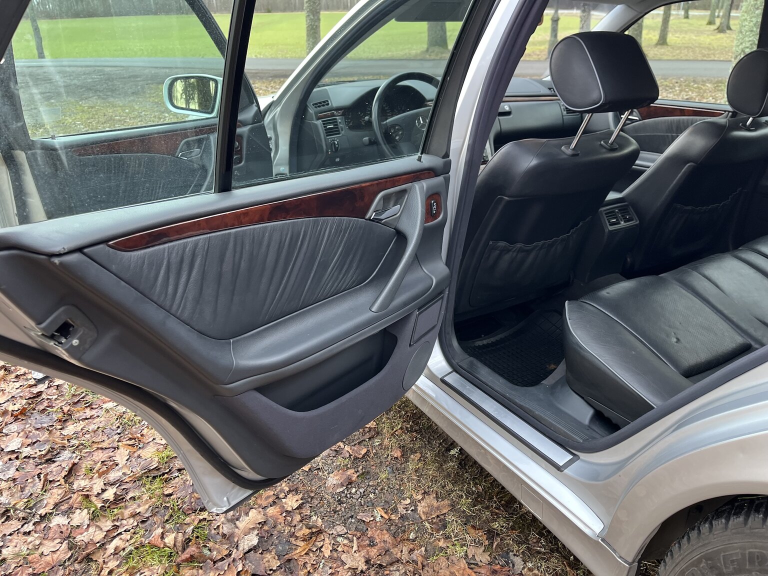 Innenraumfoto von 1999 Mercedes-Benz E320 T Automat