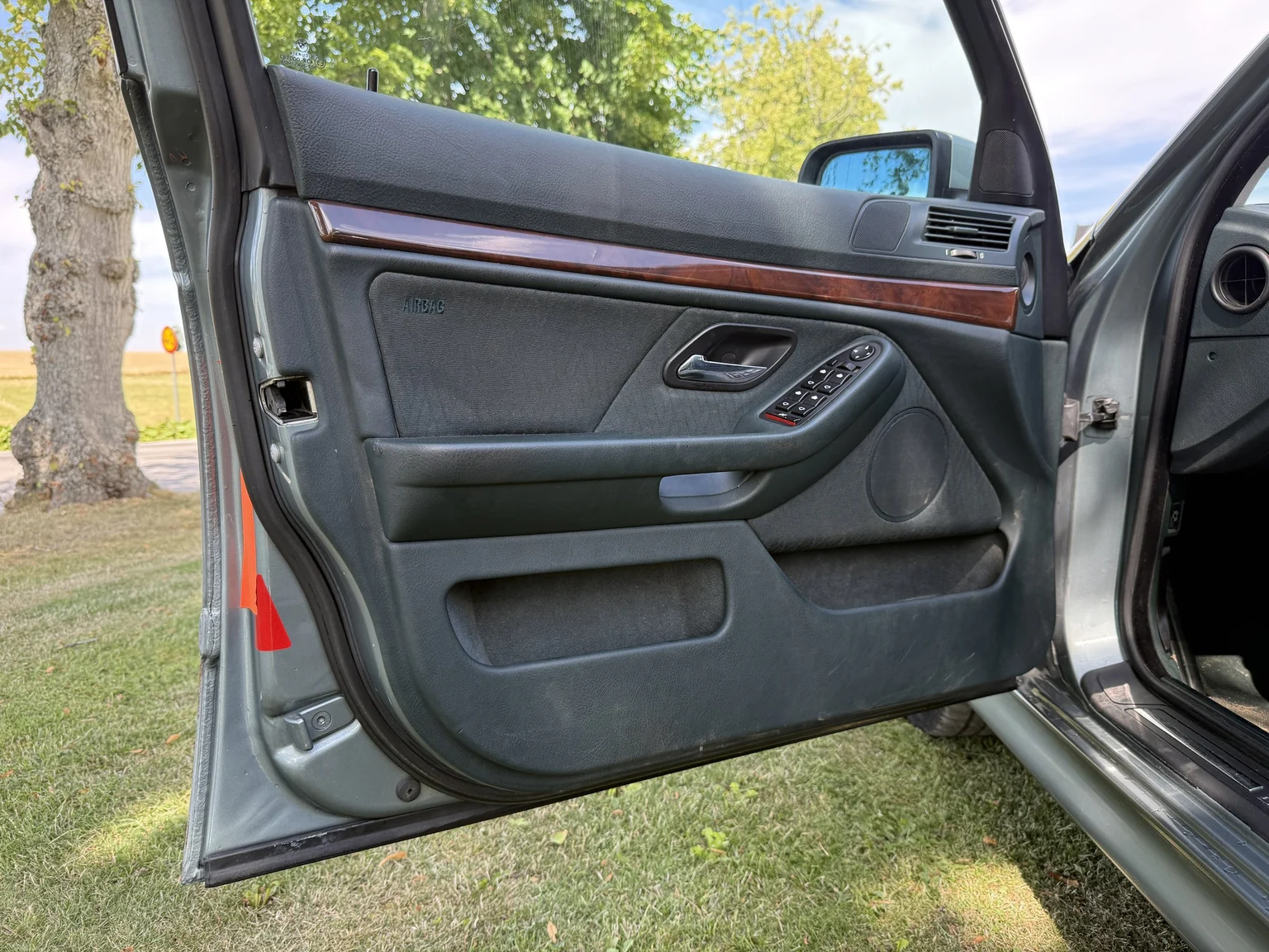 Interior image of 2003 BMW 525d Sedan (2)