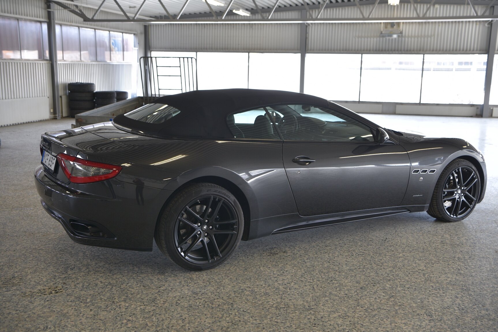 Exteriörbild på 2016 Maserati Grancabrio (7)