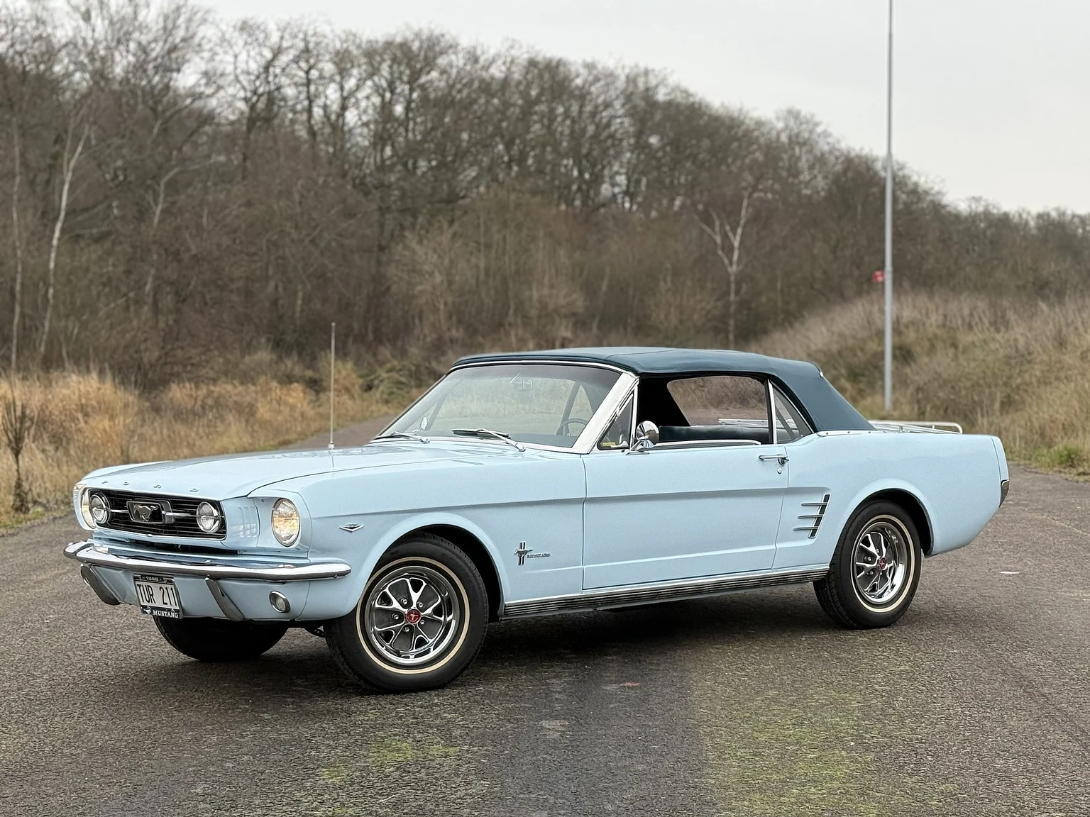 Exteriörbild på 1966 Ford Mustang Convertible 289 V8 (18)