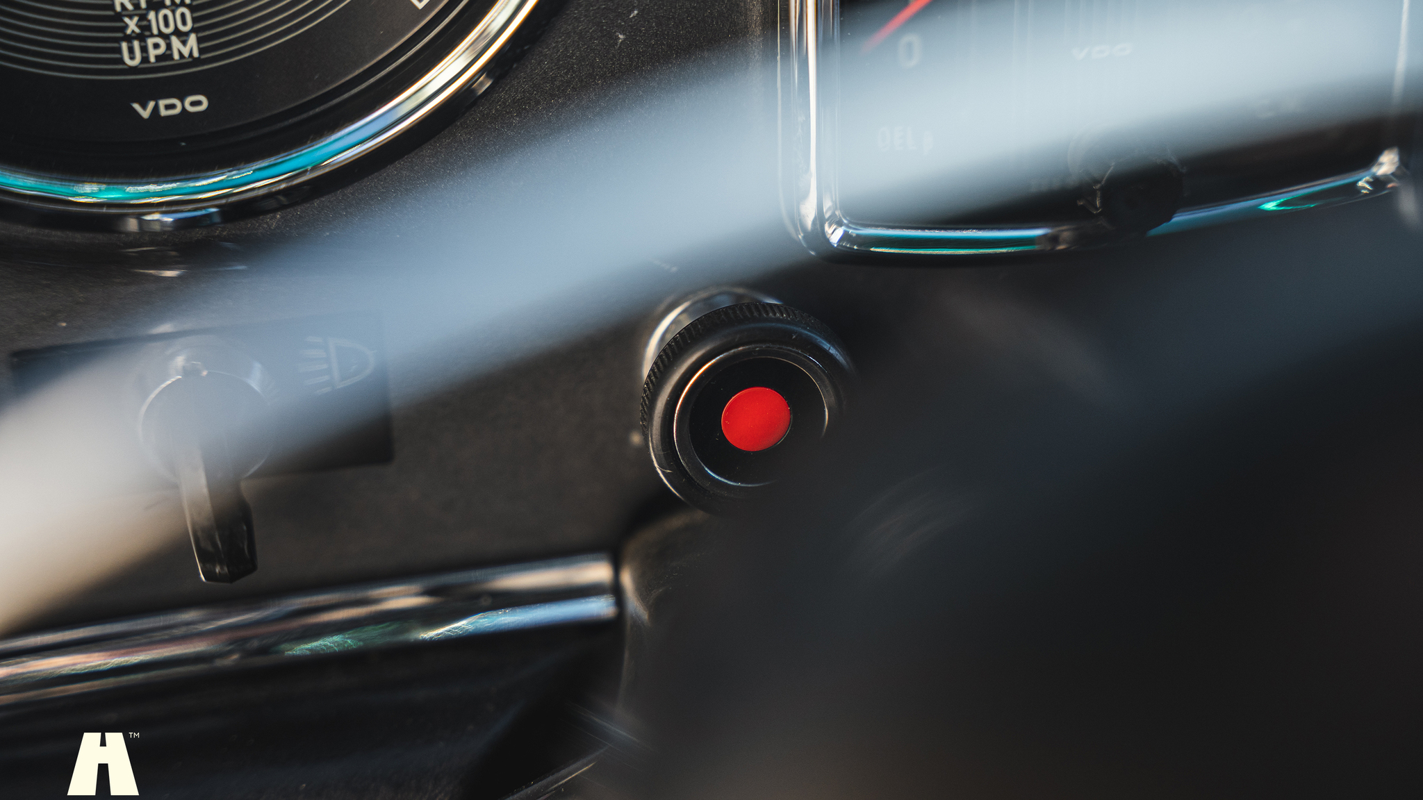 Interior image of 1970 Mercedes 280 SL Pagoda (35)