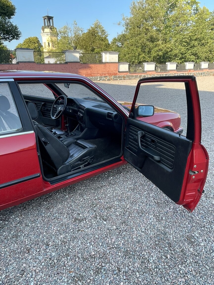 Interior image of 1987 BMW 320i