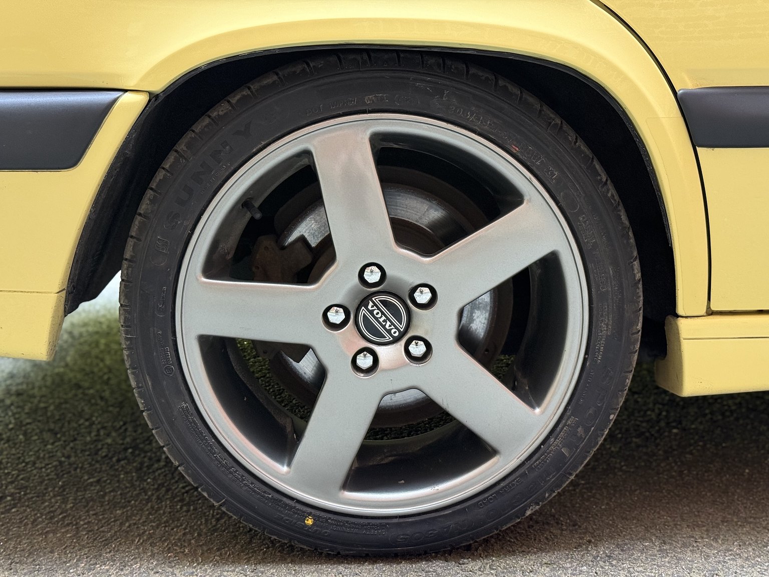 Exterior image of 1995 Volvo 850 T-5R