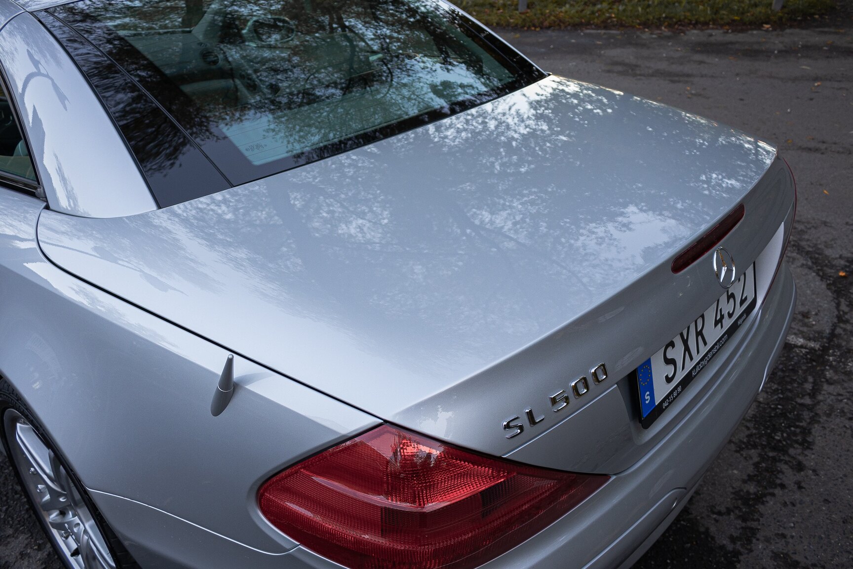 Exterior image of 2002 Mercedes-Benz SL 500