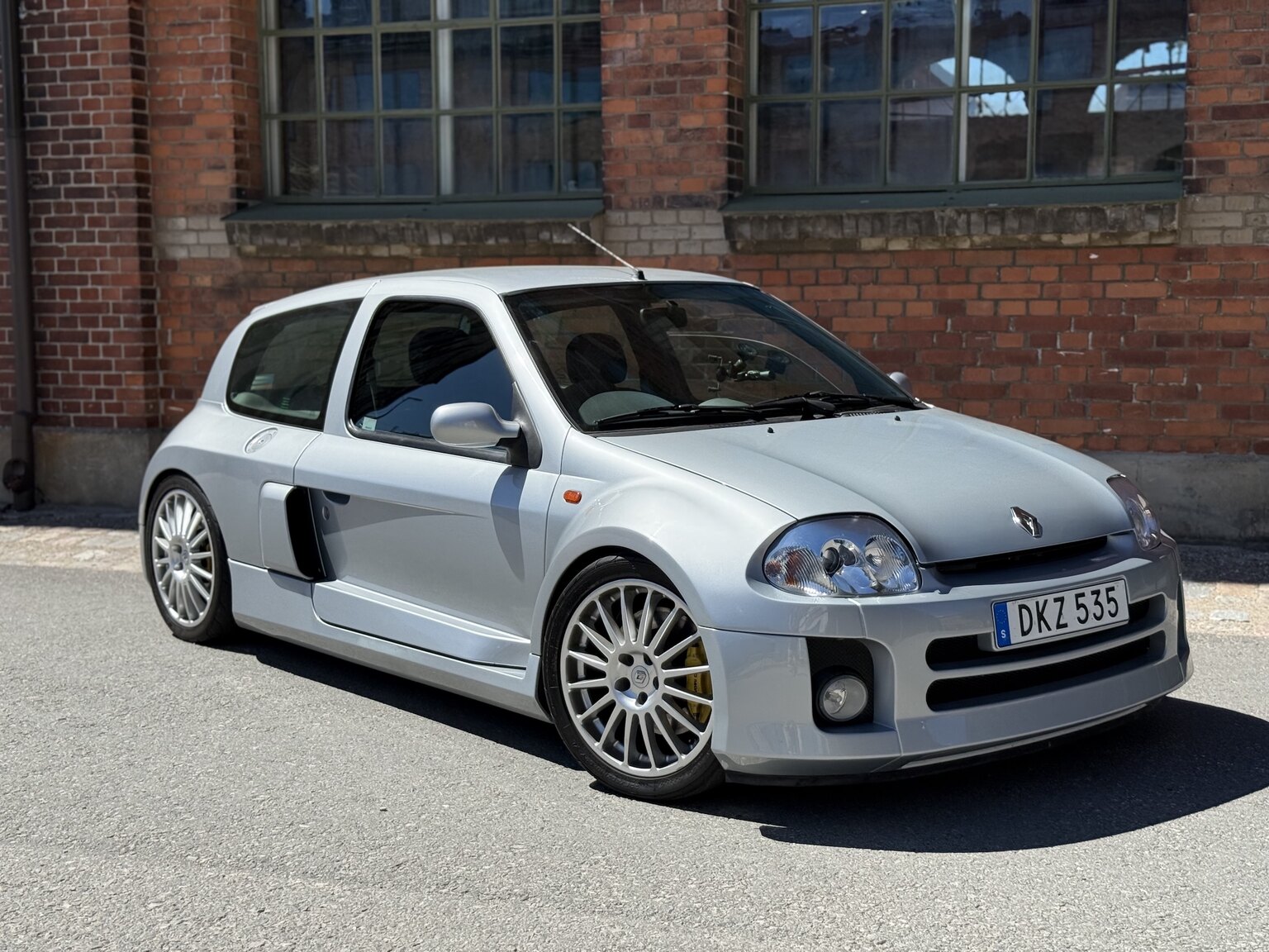 Exterior image of 2002 Renault Clio Sport V6