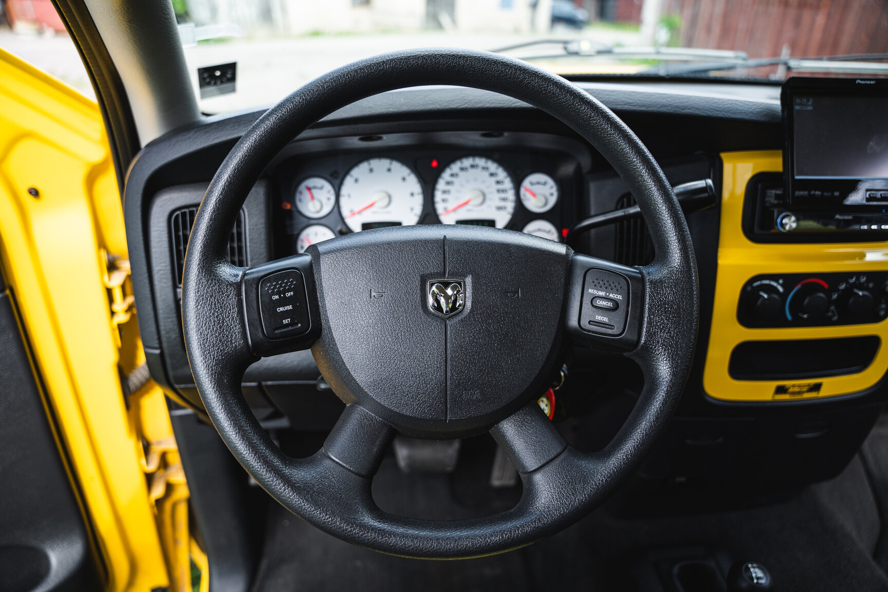Innenraumfoto von 2005 Dodge Ram 1500 Bumble Bee