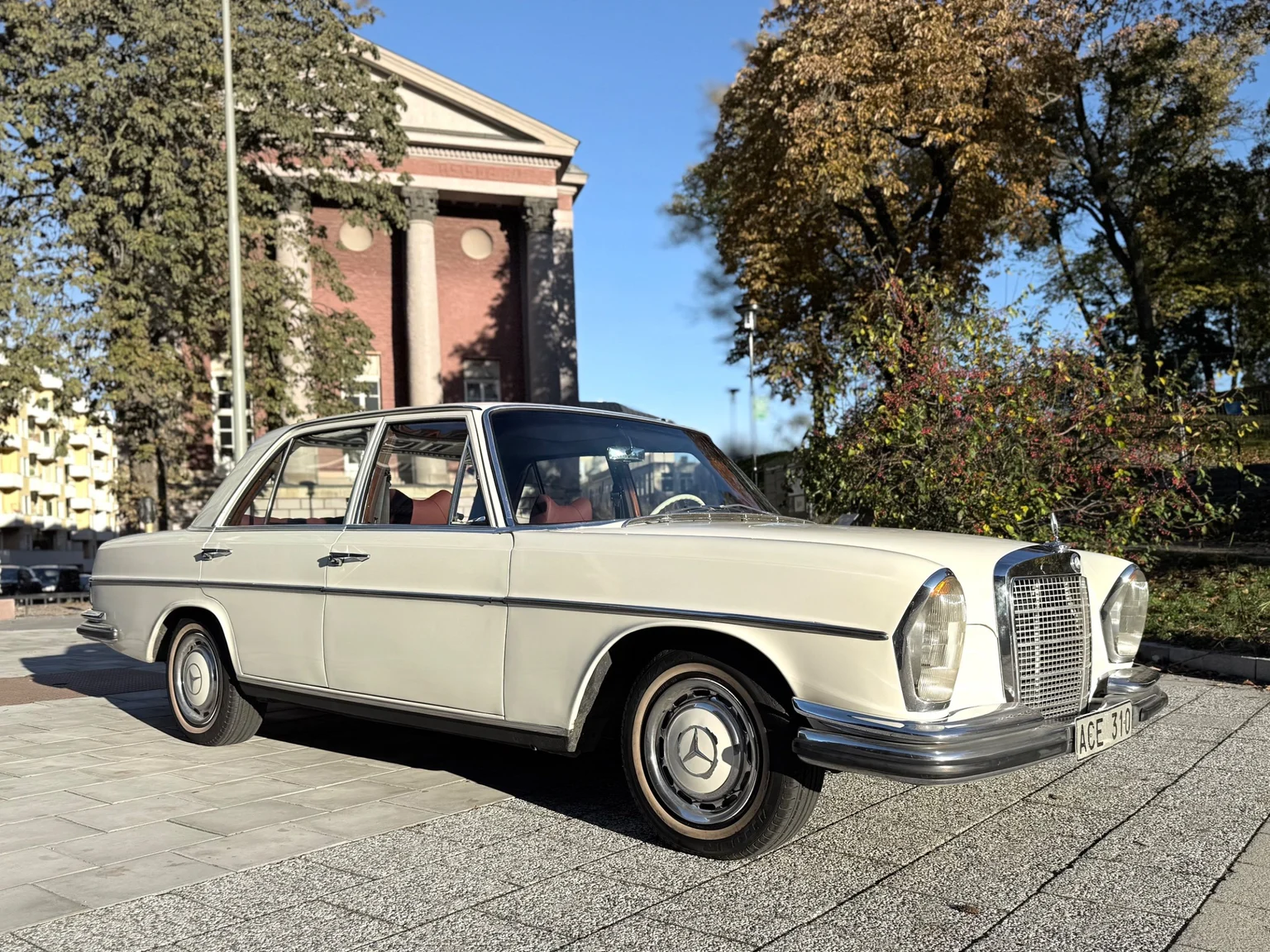 Exteriörbild på 1966 Mercedes-Benz 250 S (1)