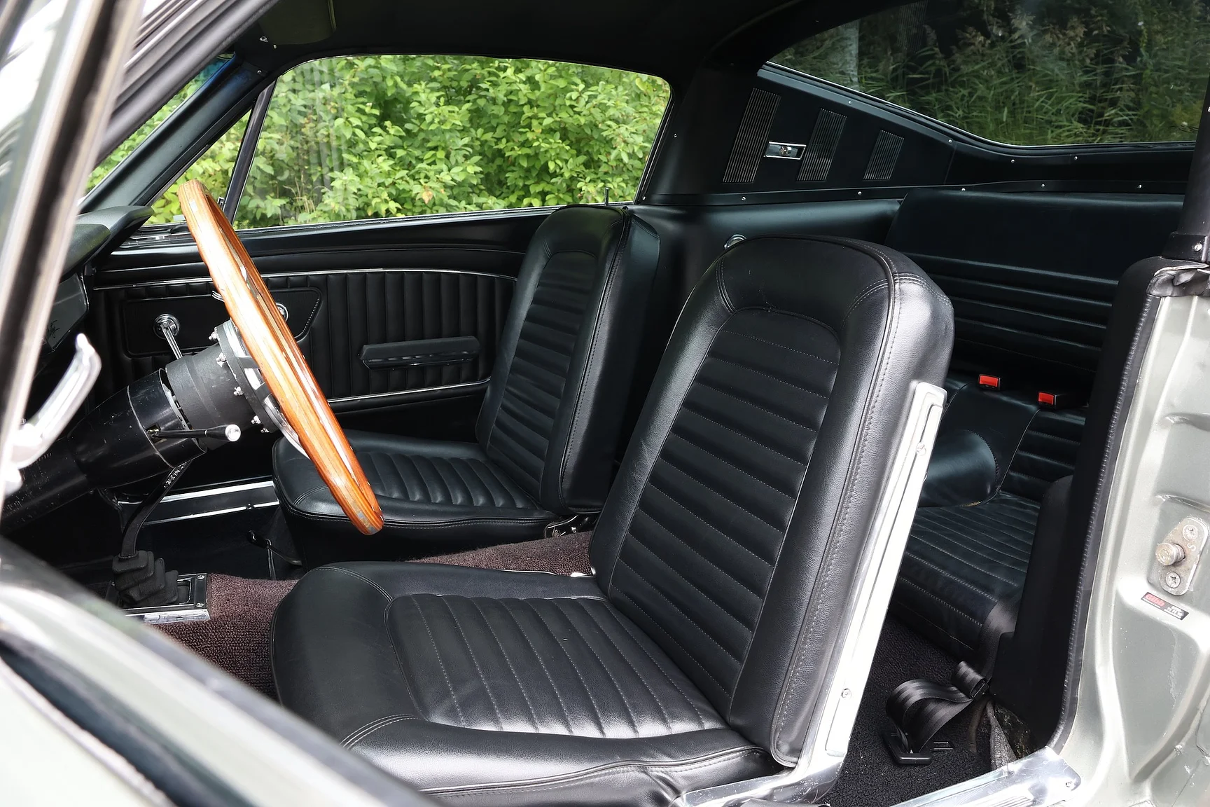 Interiörbild 1965 Ford Mustang Fastback Restomod (10)