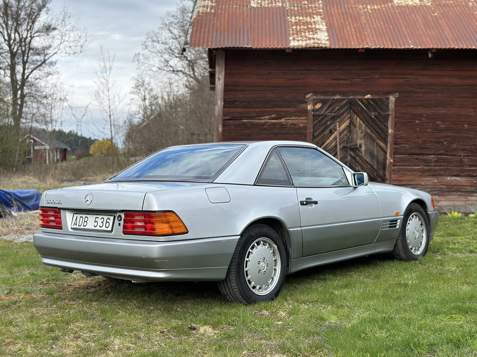 Exterior image of 1992 Mercedes-Benz SL 500