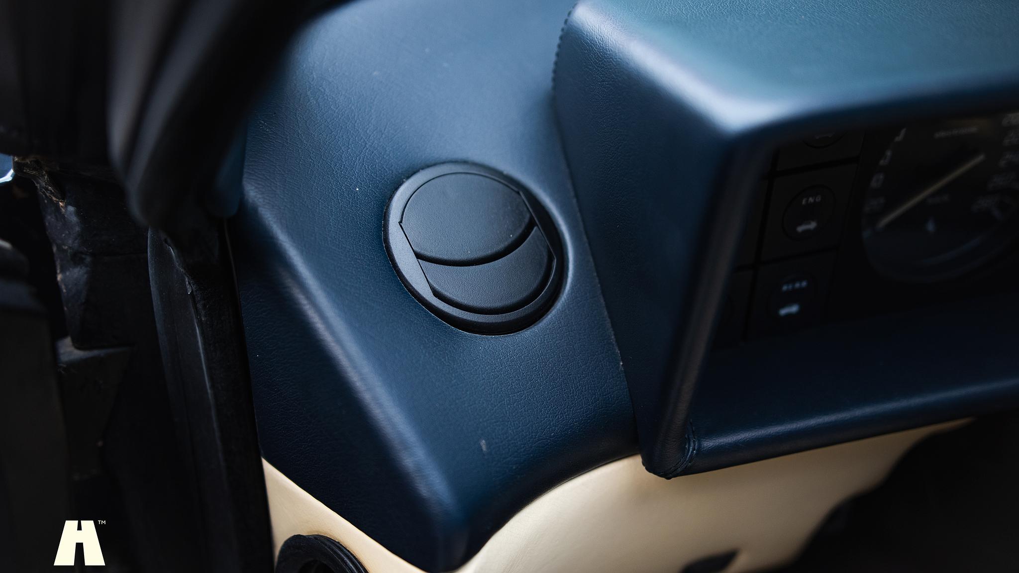 Interior image of 1985 Ferrari Mondial Quattrovalvole Design by Pininfarina (25)