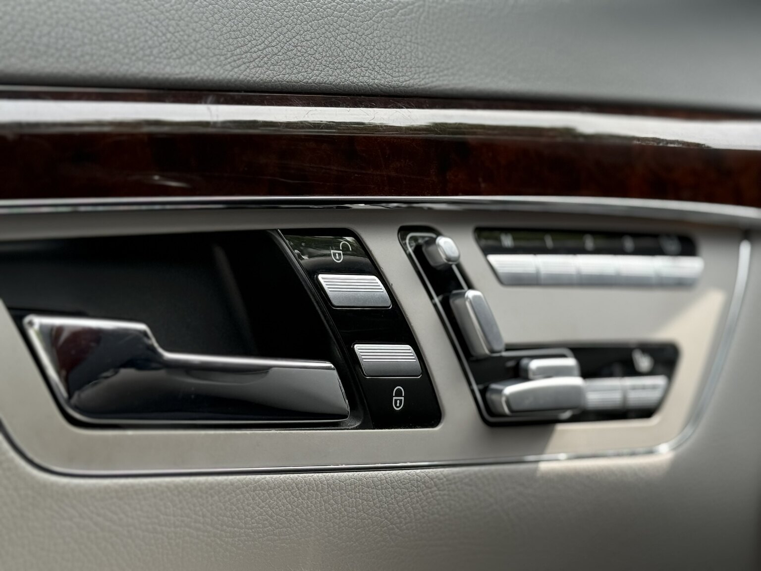 Interior image of 2011 Mercedes-Benz S 500 4MATIC 